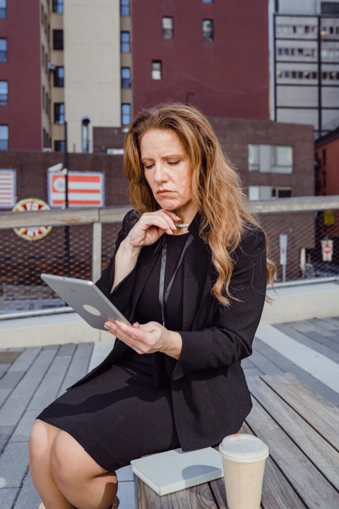 Executivo moderno analisando dados em um tablet em um escritório futurista e iluminado.