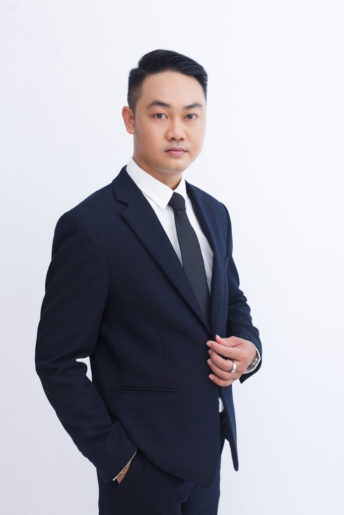 Gestor moderno em escritório tecnológico olhando para o horizonte com confiança.