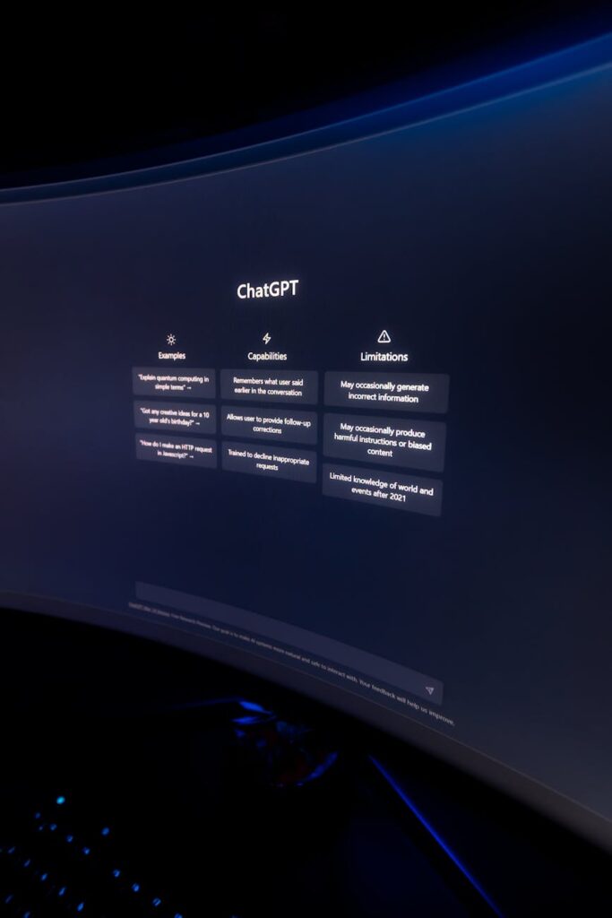 Uma pessoa de terno segurando um smartphone que projeta um holograma de interface digital de RH.