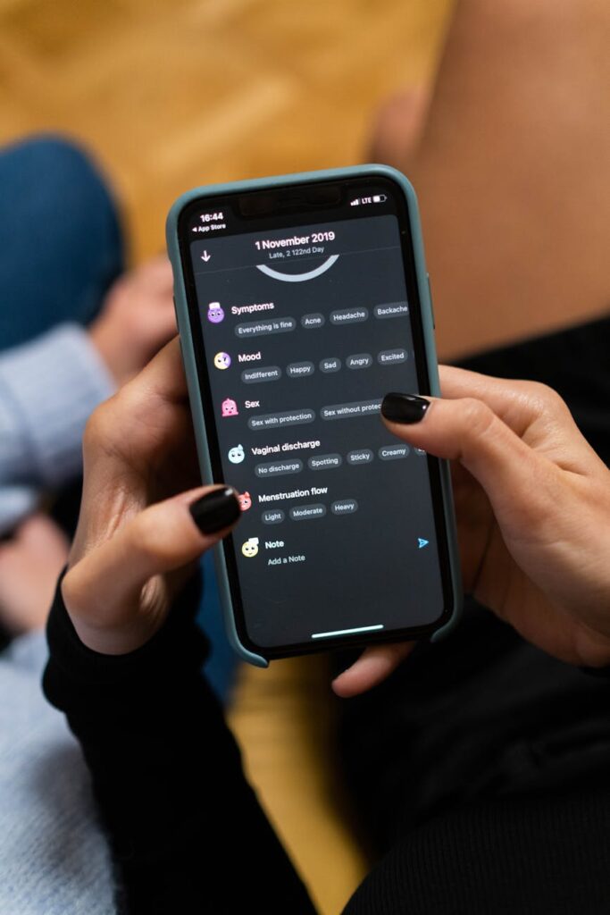 Uma pessoa segurando um smartphone com ícones de conversa flutuando, representando recrutamento digital.